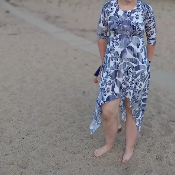 4/$15 Casa Lee Side Tails Printed Dress Floral Blue and White Size Medium - Picture 1 of 8